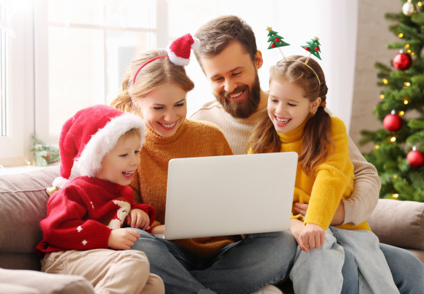 快乐的家庭在圣诞假期进行视频通话图片下载