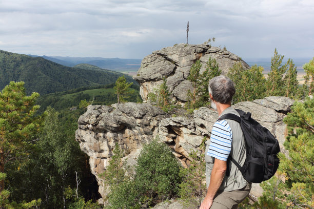 快乐的人站在Ambarchiki岩石，别洛库里卡2，阿尔泰山，俄罗斯图片下载