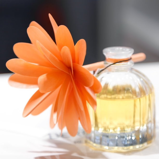 空气清新剂内部香味香的气味，在原来的包装在玻璃瓶在一个桔子花的形式图片下载