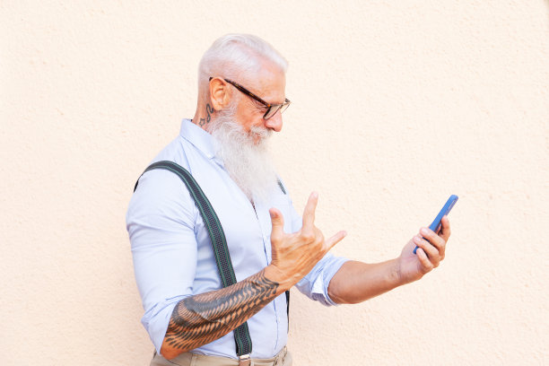 一个有电话的老人图片下载