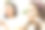 小女孩的照片和化妆品和她的母亲在附近。图片下载