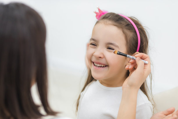 母亲和女儿在一起的照片。图片下载