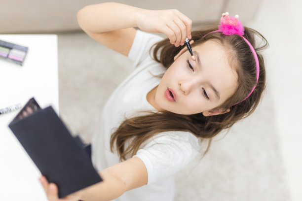 可爱的小女孩照镜子的照片。图片下载