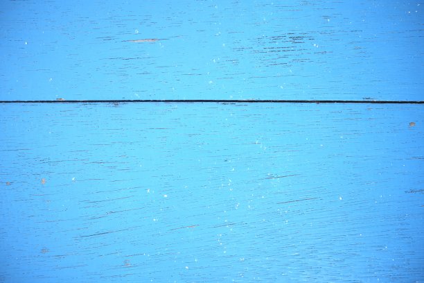 风化的老木头背景与明亮的天蓝色油漆。木材纹理模式。图片下载