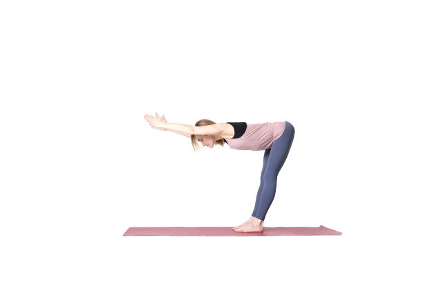 中年妇女瑜伽体式。教练展示了一个体式瑜伽孤立在一个白色的背景。女人练习瑜伽的概念是身体和精神的自然平衡发展图片下载