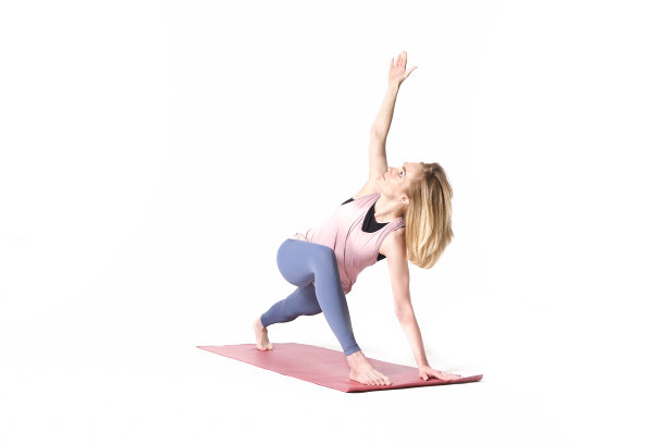 中年妇女瑜伽体式。教练展示了一个体式瑜伽孤立在一个白色的背景。女人练习瑜伽的概念是身体和精神的自然平衡发展图片下载