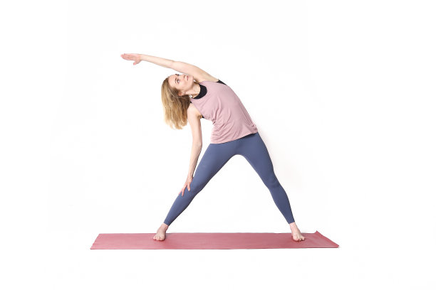 中年妇女瑜伽体式。教练展示了一个体式瑜伽孤立在一个白色的背景。女人练习瑜伽的概念是身体和精神的自然平衡发展图片下载