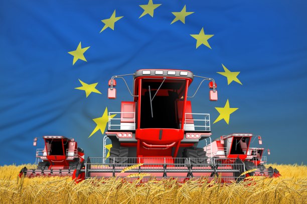 工业三维插图的四个鲜红色联合收割机在农田与旗帜背景，欧盟农业概念图片下载
