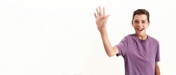 一名患有脑瘫的青少年残疾男孩微笑着向镜头挥手，在白色背景中摆出孤立的姿势图片下载