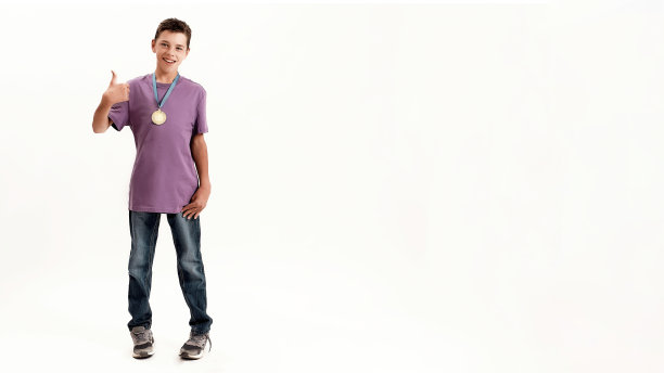 这张照片拍摄的是一名患有脑瘫的残疾少年，他戴着金牌，面带微笑，在白色背景的孤立镜头前竖起大拇指图片下载