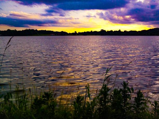 美丽的图片，一个湖，太阳在云后面落下。图片下载