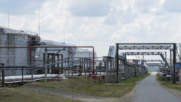 炼油厂的储油罐和管线钢在天框架天空的背景。来自工业区的炼油厂。石油天然气石化工业。生态和健康环境理念。图片下载