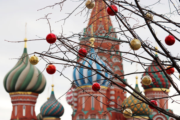 红场上圣巴西尔大教堂的圣诞装饰背景图片下载