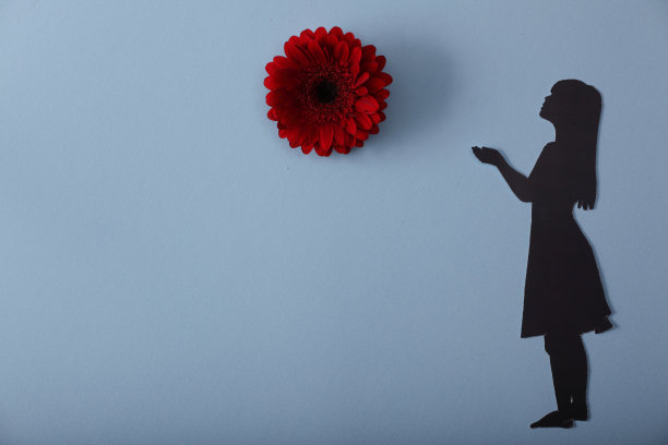 拿着一朵红花的女孩图片下载