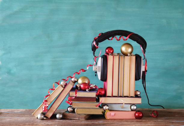 有声书籍作为圣诞礼物，圣诞礼物，书籍和古董耳机，圣诞装饰，阅读，文学，教育图片下载