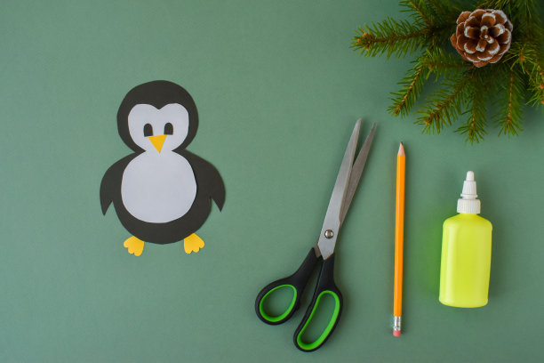 用彩纸做企鹅。一步一步的指示。步骤3。把企鹅身体的各个部分粘起来。企鹅准备好了。图片下载