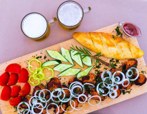 美味的饭菜端在木桌上，近距离观看图片下载