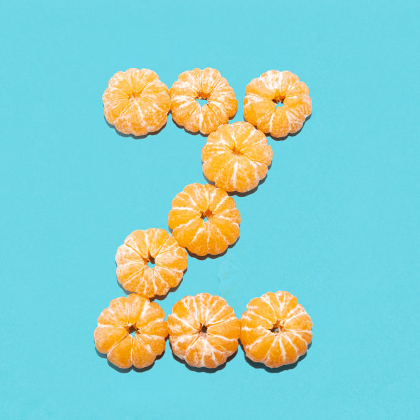 创造性的布局，字母Z从剥了皮的橘子在蓝色的背景。Flatlay。图片下载
