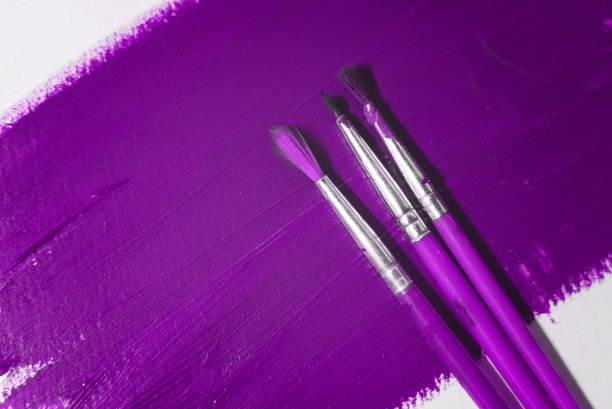 紫色的纸，上面有三个毛笔。图片下载