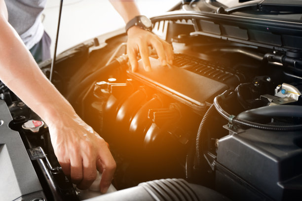 汽车维修技师他正在汽车检测中心检查汽车发动机。图片下载