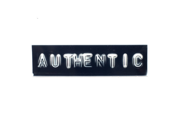 浮雕字母在真实的黑色旗帜与白色背景图片下载