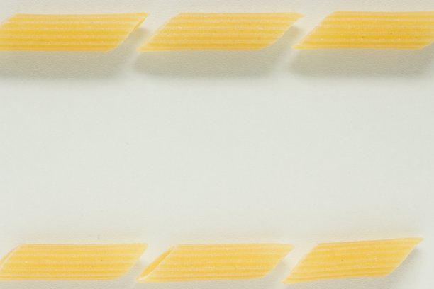 白色背景上的六面通心粉的特写图片下载