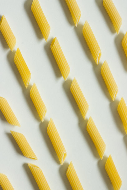 白色背景上对称图案的通心粉图片下载