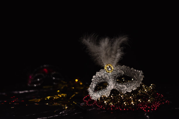 威尼斯狂欢节面具，黑色背景图片下载