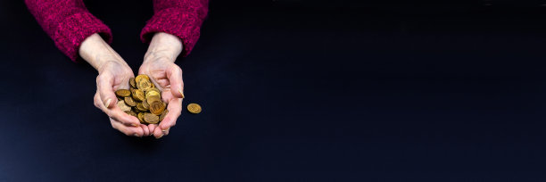 养老金领取者手中的硬币图片下载