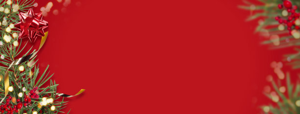 圣诞横幅与树枝与金色的礼物丝带，复制空间，散焦在红色的背景。宽格式图片下载