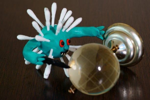 一个拿着玩具刀的病毒。图片下载