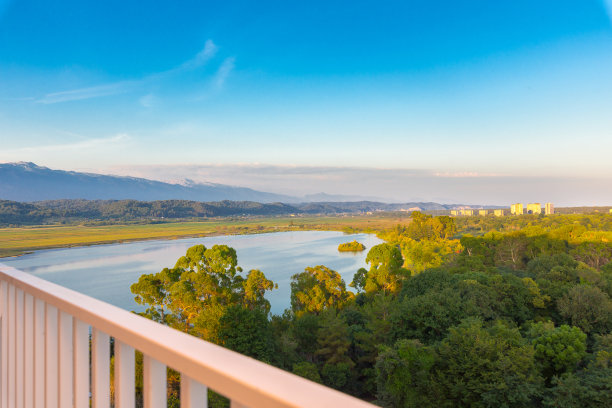 湖上和山上美丽的日落图片下载