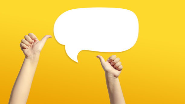 两只手就像竖起的大拇指一样对着泡泡说话。图片下载