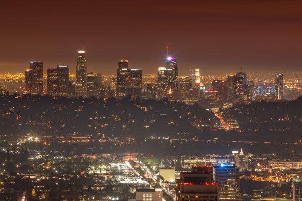 加州洛杉矶，夜间长时间暴露在建筑物和高速公路上图片下载