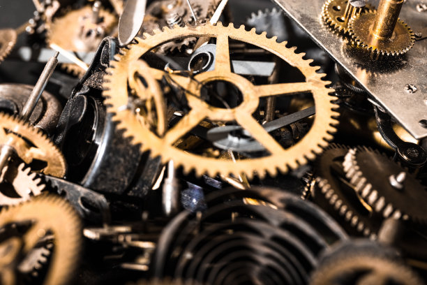 特写的多个手表齿轮和其他手表零件图片下载