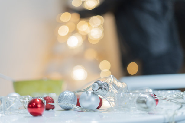 圣诞装饰用球放在桌子上，背景是圣诞树图片下载