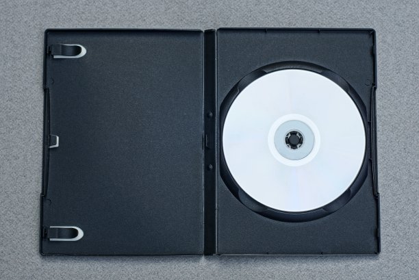 一张白色的CD放在一个黑色的开着的塑料盒子里图片下载