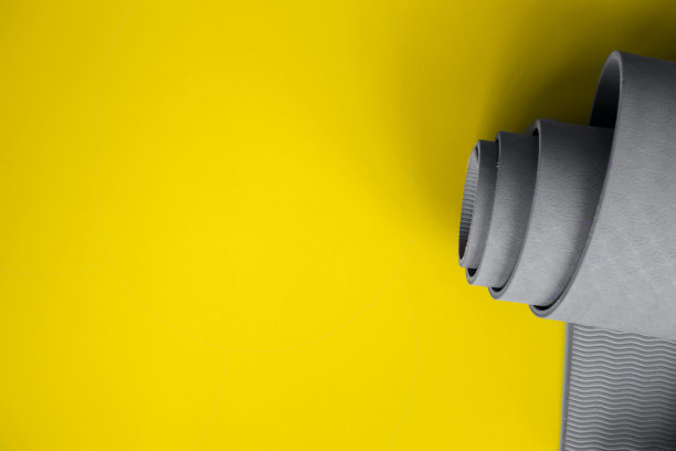 照明背景上的终极灰色瑜伽垫图片下载