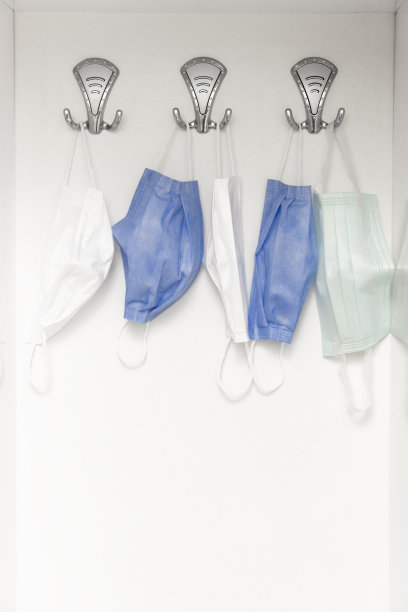 在家里的衣帽间用过外科口罩图片下载