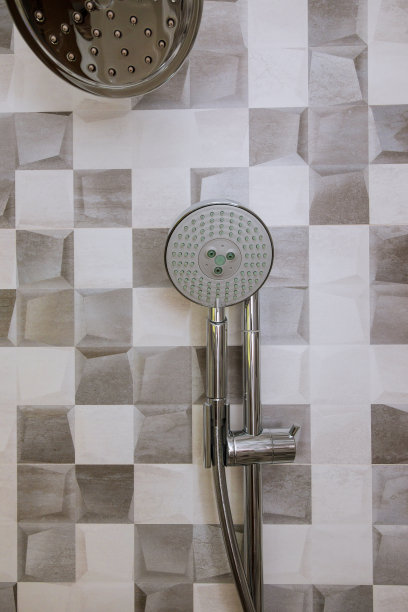 浴室里的新淋浴喷头，特写墙图片下载