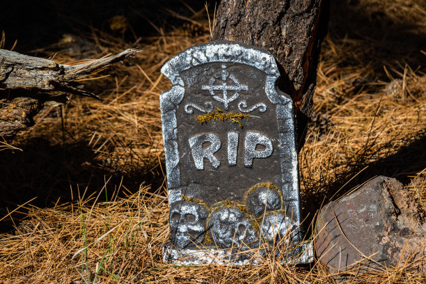 在幽灵森林里的佩斯墓碑上休息图片下载