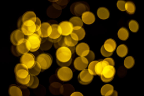 模糊的圣诞灯在黑暗的背景作为圣诞或新年的象征神秘和神奇。圣诞节的背景。图片下载