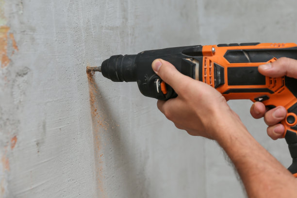 人手握着锤钻图片下载