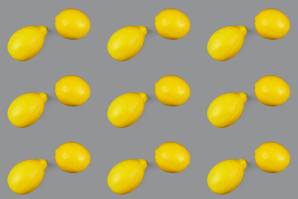 灰色背景上的两个柠檬。图片下载