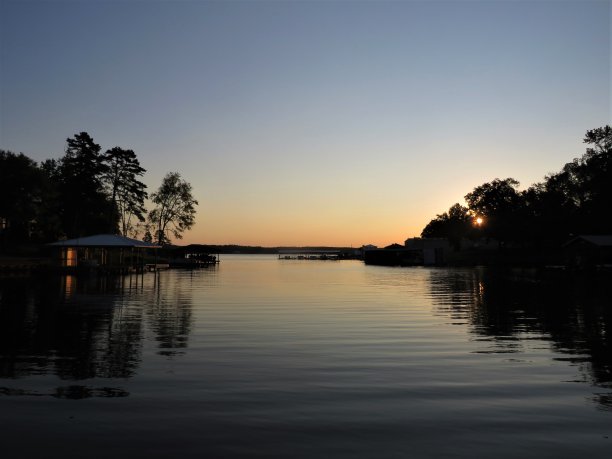 船屋里的太阳图片下载