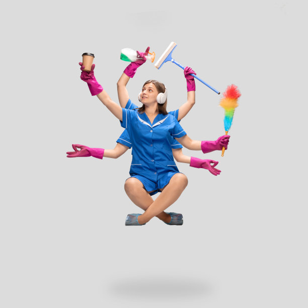 年轻女子女佣，清洁工人在蓝色制服多任务像湿婆孤立在灰色背景。图片下载