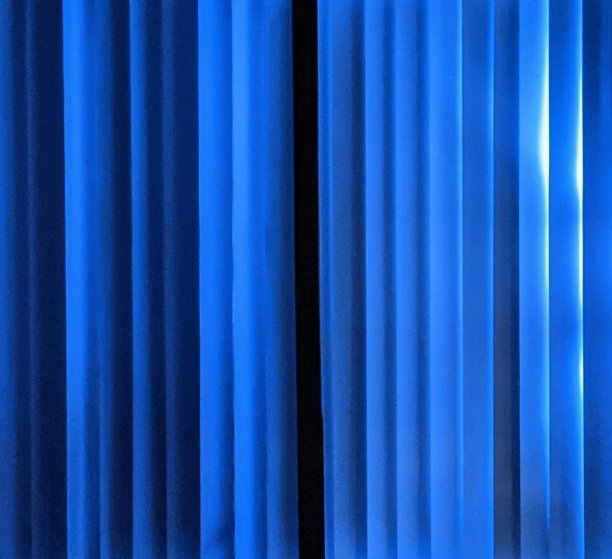 蓝色的窗帘图片下载