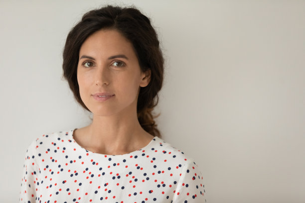 年轻的白人妇女孤立在灰色背景的侧面图片图片下载