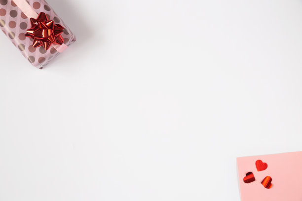 情人节的背景，平躺着粉红色的礼物和红色的心。生日，母亲节，情人节照片与复制空间在白色图片下载