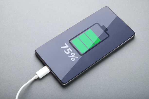 给连接到电源的手机充电。图片下载